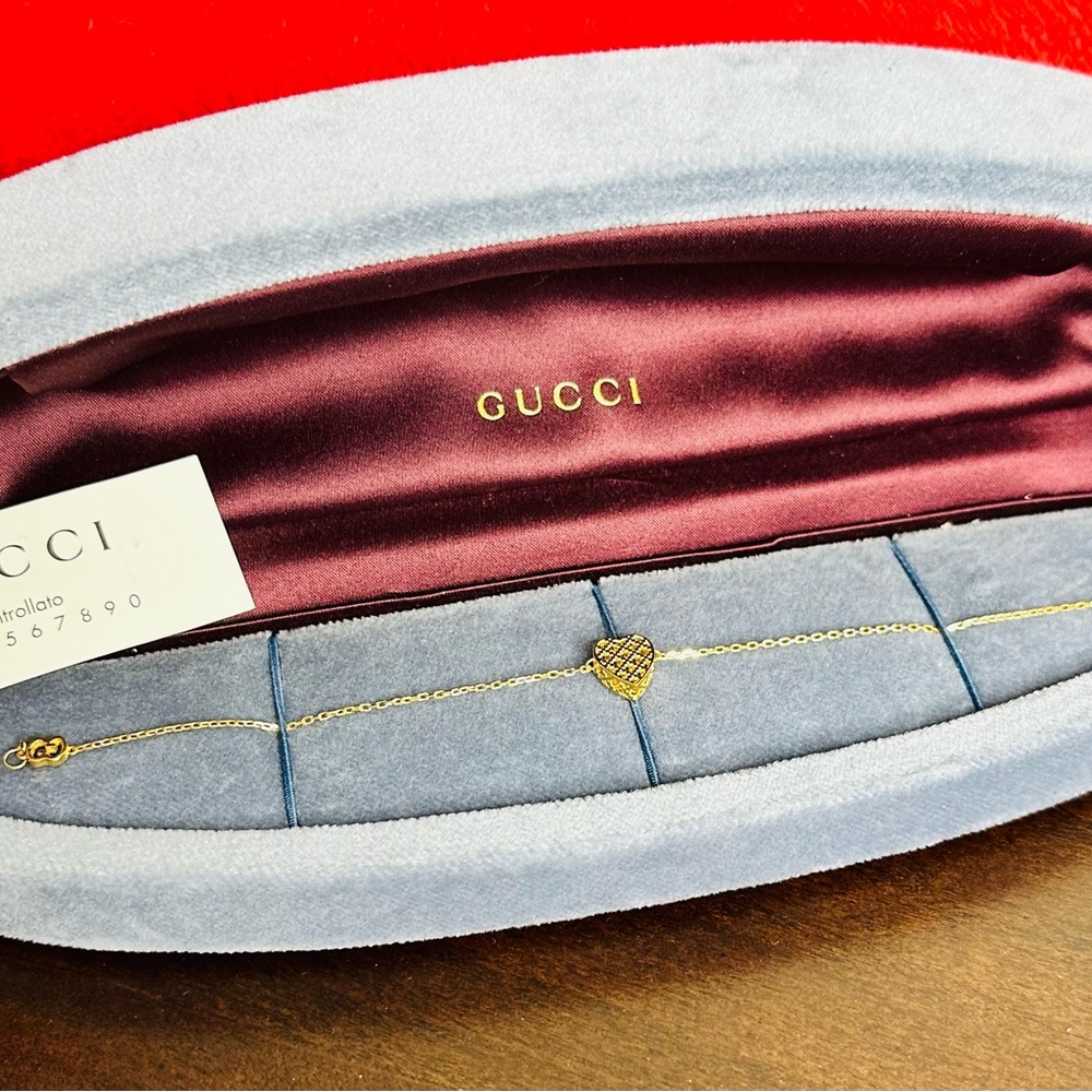 GUCCI 18K Yellow Gold Diamantisima Heart Stud Bracelet.
